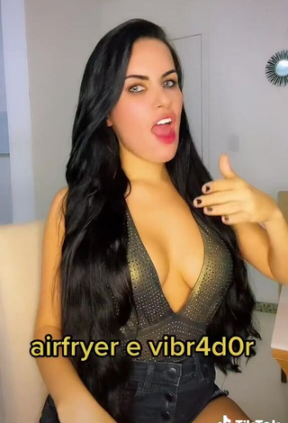 4. Hot Dine Azevedo Shows Cleavage in Top