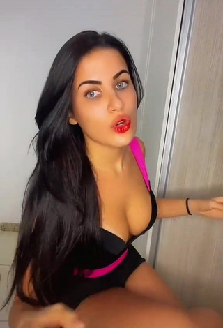 1. Dine Azevedo Demonstrates Sweetie Cleavage