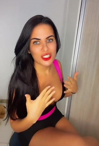 3. Dine Azevedo Demonstrates Sweetie Cleavage