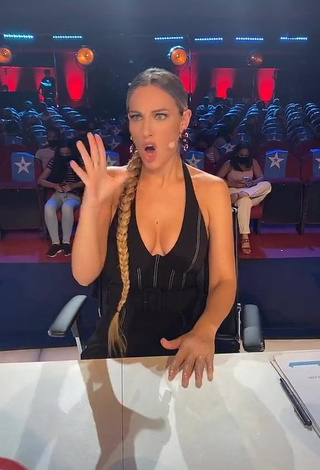 4. Hot Edurne Garcia Almagro Shows Cleavage in Black Overall