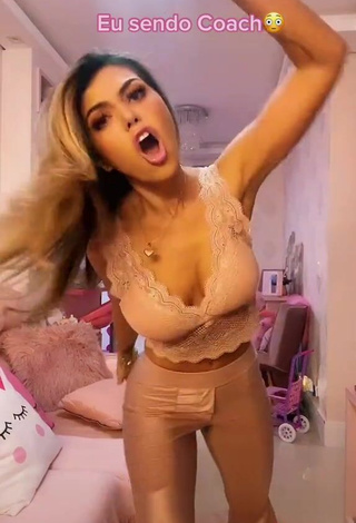 3. Sexy Elisa Ponte Shows Cleavage in Beige Crop Top