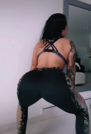 Pretty Eve Herrera Shows Butt while Twerking