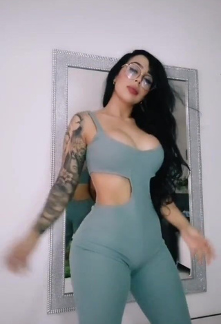 Eve Herrera is Showing Fine Cleavage while Twerking