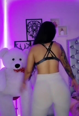 3. Dazzling Eve Herrera Shows Big Butt