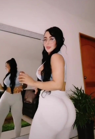 4. Alluring Eve Herrera Shows Big Butt