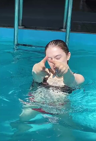 4. Sexy frendtok in Bikini at the Swimming Pool