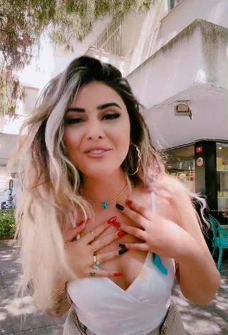 1. Desirable Gizemjelii Shows Cleavage in White Crop Top