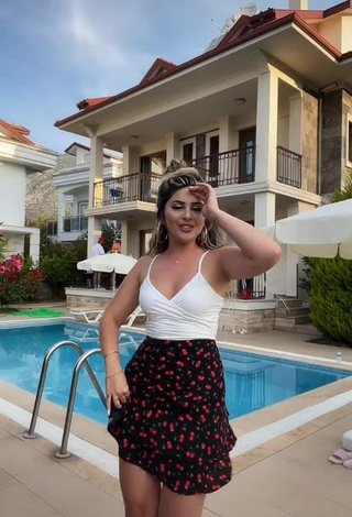 3. Sexy Gizemjelii in White Crop Top at the Pool