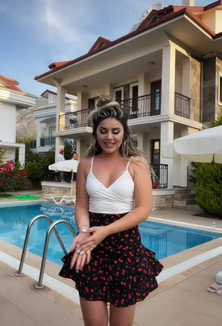 4. Sexy Gizemjelii in White Crop Top at the Pool