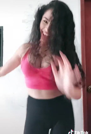 4. Hot Gleidy Rojas Shows Cleavage in Pink Sport Bra and Bouncing Big Boobs