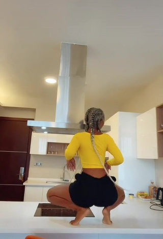 Hot Vivian Gold Kaitetsi Shows Big Butt while Twerking