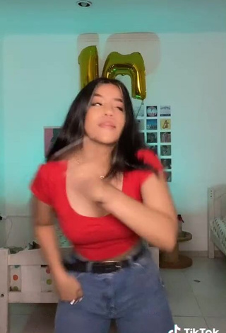 Sexy hisoyvaleria Shows Cleavage in Red Crop Top