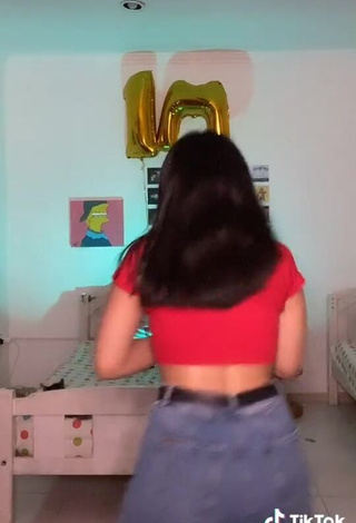 3. Sexy hisoyvaleria Shows Cleavage in Red Crop Top