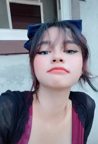 1. Sexy Hnnhgwennn Shows Cleavage in Red Top