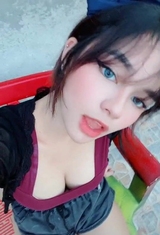3. Sexy Hnnhgwennn Shows Cleavage in Red Top