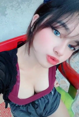 4. Sexy Hnnhgwennn Shows Cleavage in Red Top