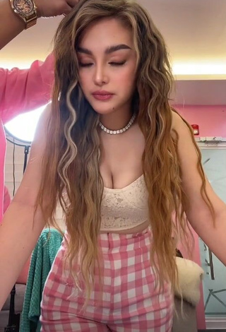 1. Hot Glenda Dela Cruz Shows Cleavage in White Crop Top