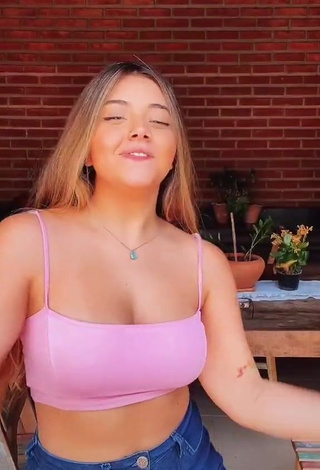 1. Sweetie Isa Paoli Shows Cleavage in Pink Crop Top and Bouncing Boobs