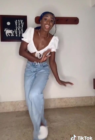 4. Sexy Oluwanifewa Agunbiade in White Crop Top