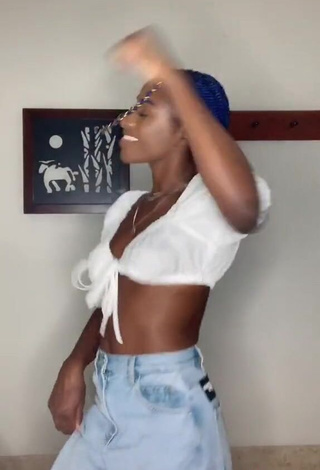 3. Amazing Oluwanifewa Agunbiade Shows Cleavage in Hot White Crop Top and Bouncing Boobs