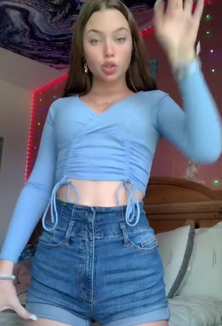 Desirable Itspeytonbabyy Shows Cleavage in Blue Crop Top and Bouncing Boobs