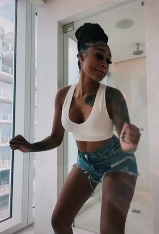 4. Sexy Jania Bania in White Sport Bra while Twerking