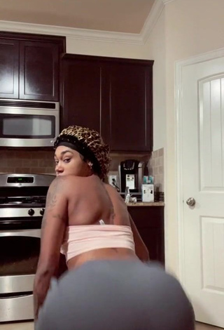 1. Hot Jania Bania Shows Big Butt while Twerking