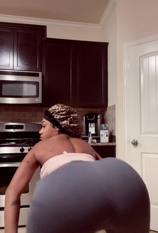 4. Hot Jania Bania Shows Big Butt while Twerking