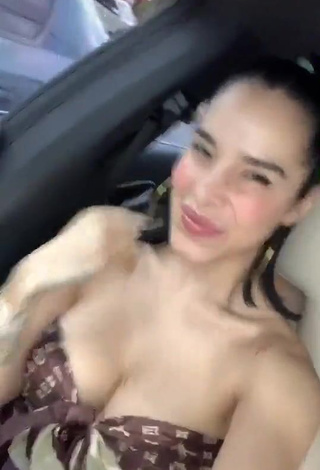 4. Fine Jessi Pereira Shows Cleavage in Sweet Crop Top in a Car