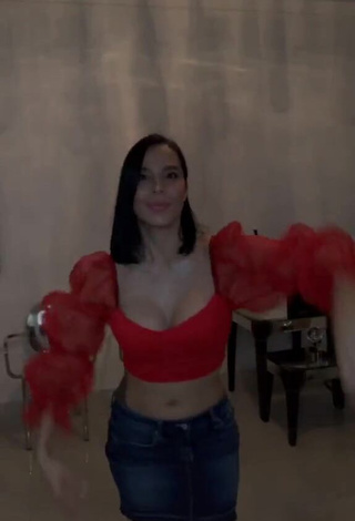 1. Amazing Jessi Pereira Shows Cleavage in Hot Red Crop Top