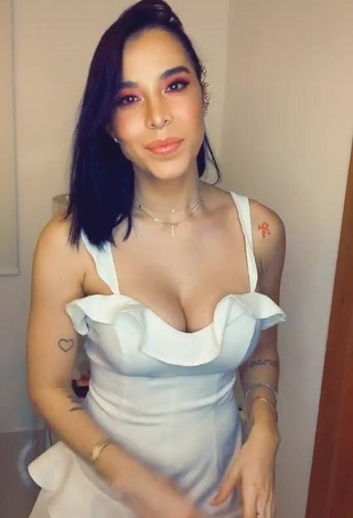 1. Hot Jessi Pereira Shows Cleavage in White Dress