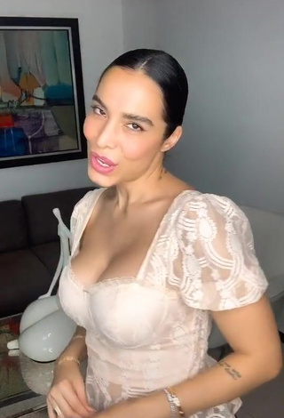 4. Beautiful Jessi Pereira Shows Cleavage in Sexy Beige Top