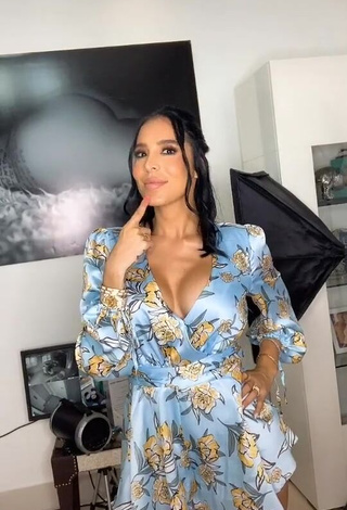 1. Hottest Jessi Pereira Shows Cleavage in Floral Dress