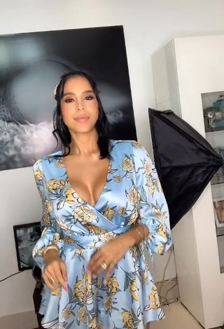 Hottest Jessi Pereira Shows Cleavage in Floral Dress