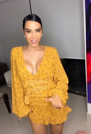 Sweet Jessi Pereira Shows Cleavage in Cute Yellow Dress