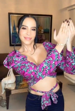 4. Hottie Jessi Pereira Shows Cleavage in Floral Crop Top