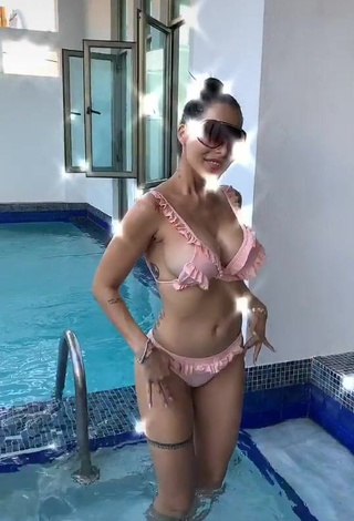 3. Sweetie Jessi Pereira Shows Cleavage in Pink Bikini at the Swimming Pool (Side Boob)