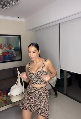 1. Really Cute Jessi Pereira Shows Cleavage in Floral Crop Top (Side Boob)