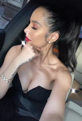 1. Jessi Pereira is Showing Cute Cleavage in a Car