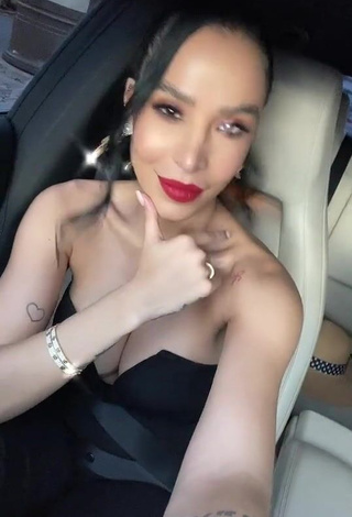 Jessi Pereira is Showing Cute Cleavage in a Car