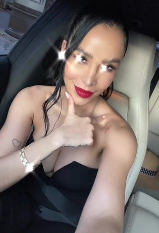 3. Jessi Pereira is Showing Cute Cleavage in a Car