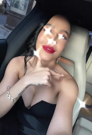 4. Jessi Pereira is Showing Cute Cleavage in a Car