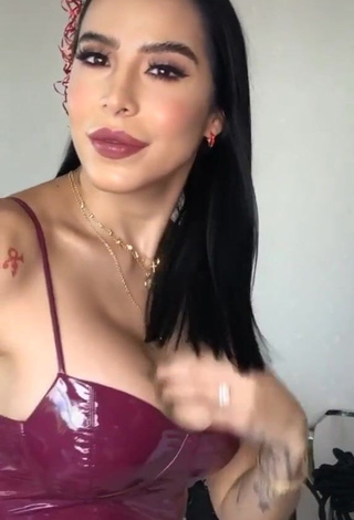 3. Amazing Jessi Pereira Shows Cleavage in Hot Dress