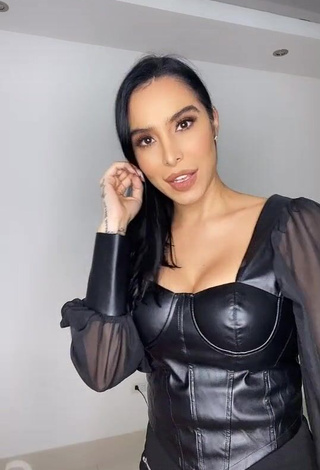 Hot Jessi Pereira Shows Cleavage in Black Corset