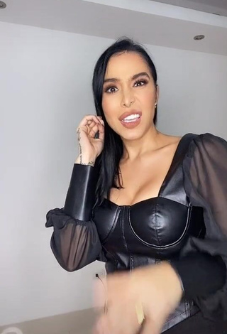 3. Hot Jessi Pereira Shows Cleavage in Black Corset