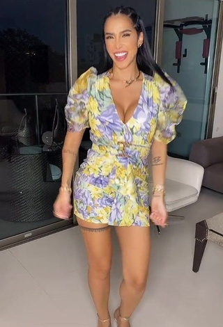 1. Fine Jessi Pereira Shows Cleavage in Sweet Floral Dress and Bouncing Boobs