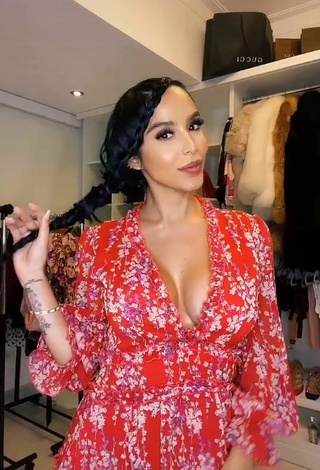 1. Beautiful Jessi Pereira Shows Cleavage in Sexy Floral Dress