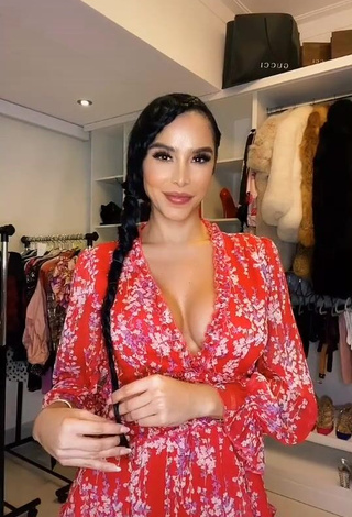 3. Beautiful Jessi Pereira Shows Cleavage in Sexy Floral Dress