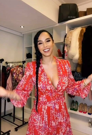 4. Beautiful Jessi Pereira Shows Cleavage in Sexy Floral Dress