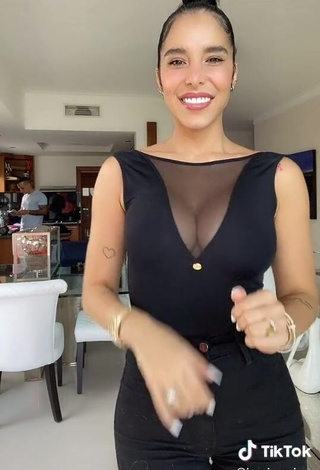 3. Sexy Jessi Pereira Shows Cleavage in Top